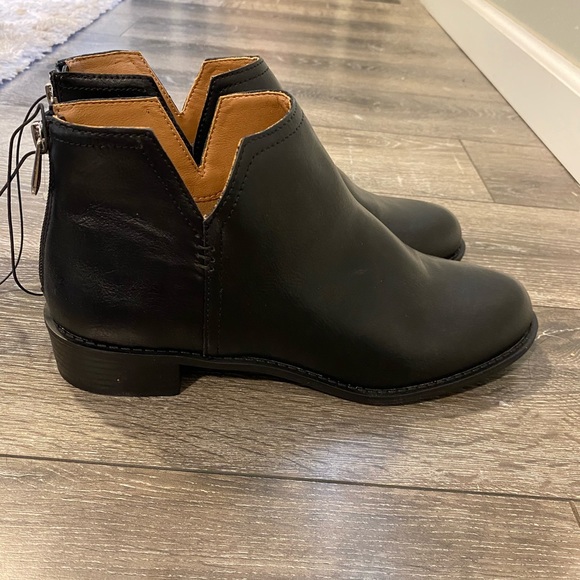 NWT Adrienne Vittadini black cutout zipper booties v-cut side tan interior